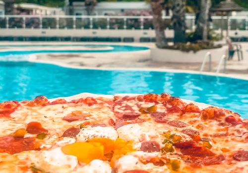 Snack au bord de la piscine au camping Le Marisol