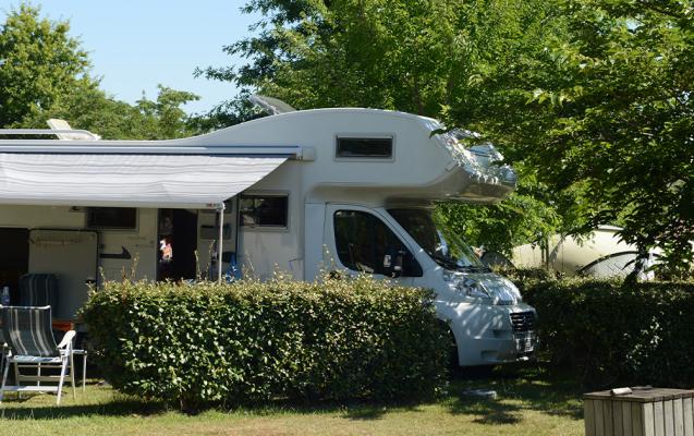 camping car au camping le Pipiou