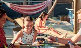 Jeux en famille sur la terrasse d'un mobil home aux Embruns