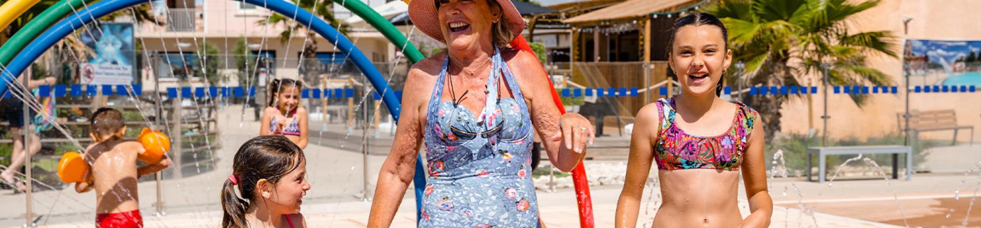 Le plaisir d'être en famille à la piscine du camping Les Sables du Midi