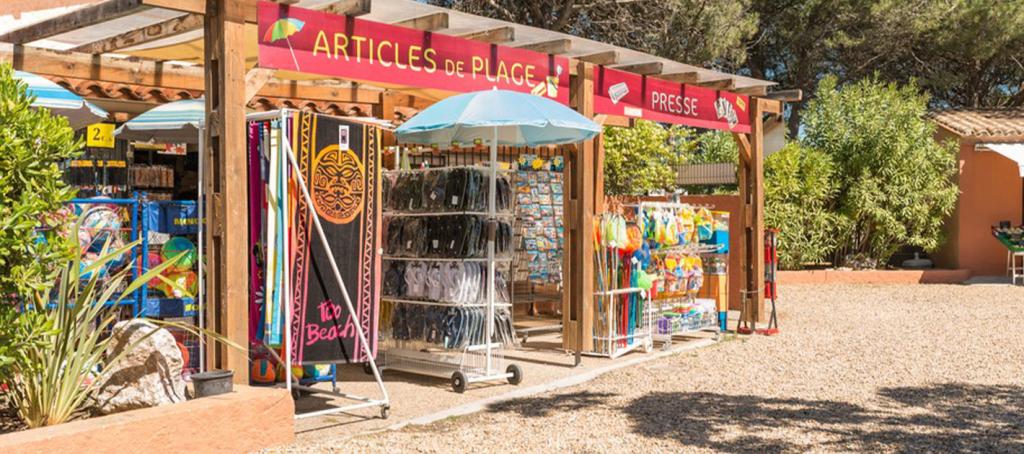 L'extérieur de l'épicerie du camping Mar Estang 