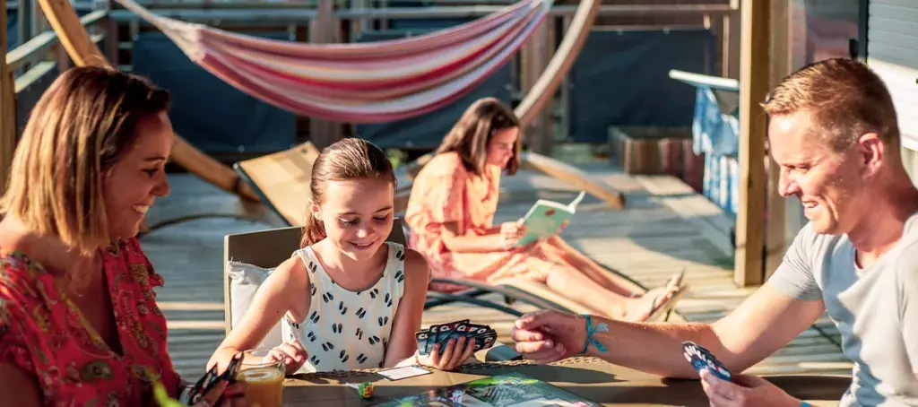 Jeux en famille sur la terrasse d'un mobil home aux Embruns