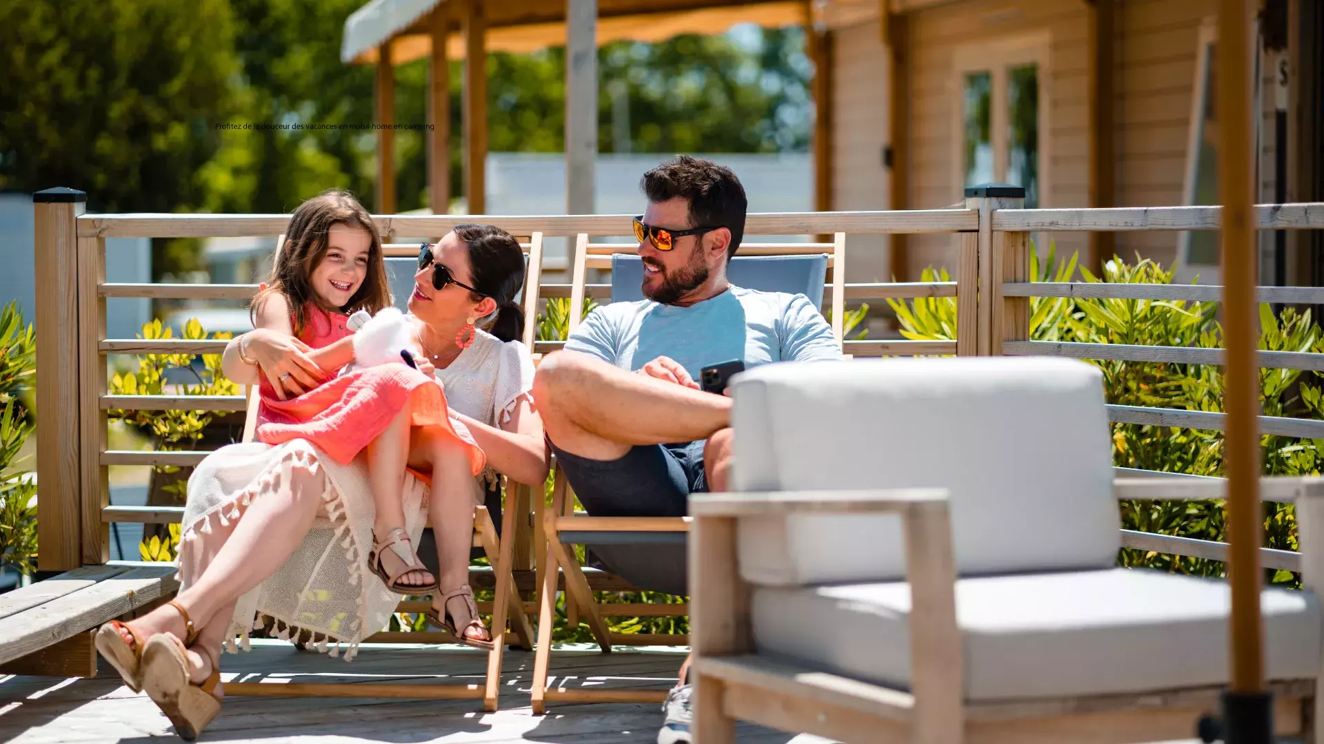 Le plaisir des vacances en famille sur la terrasse du mobil home