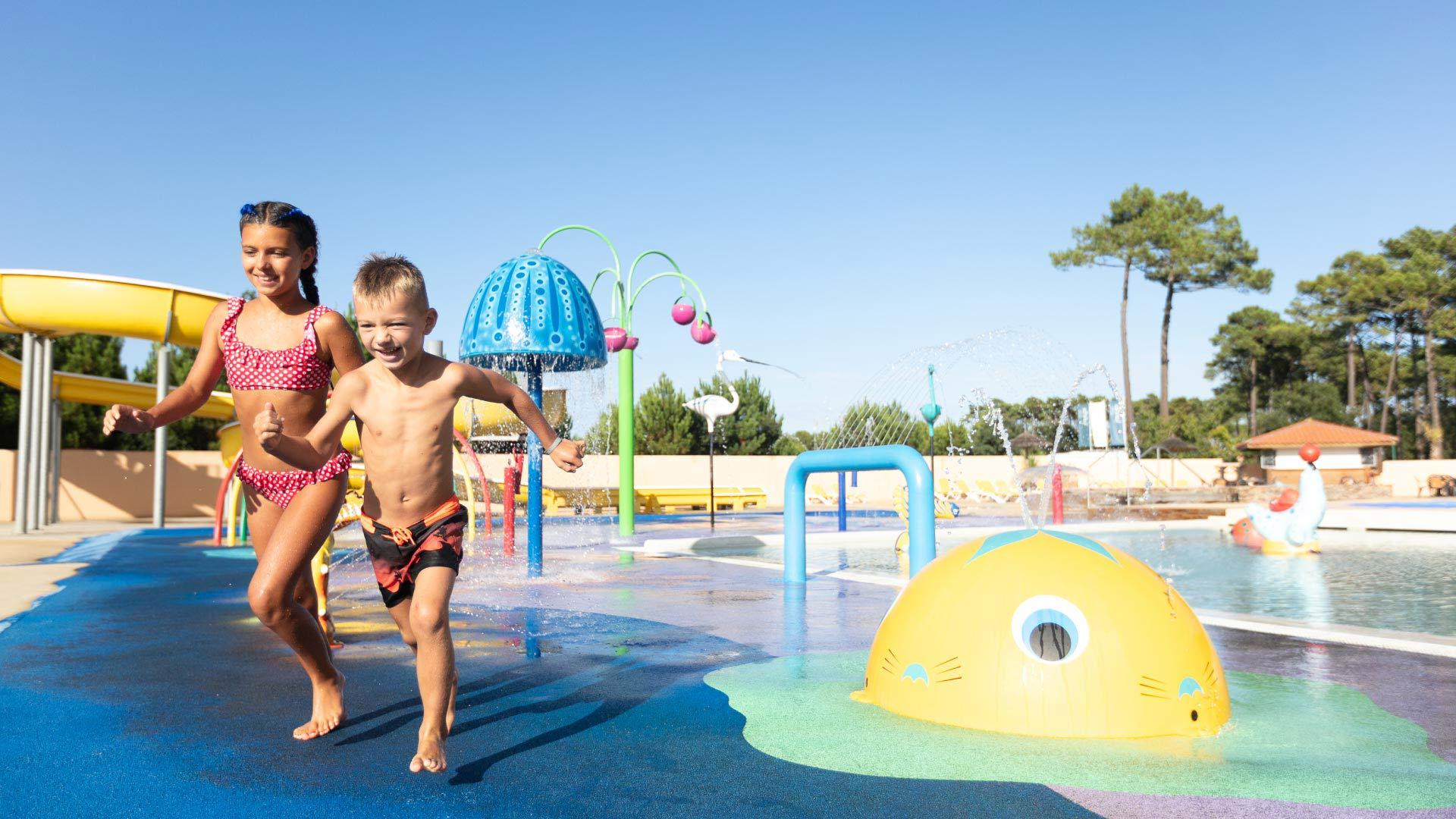 ils sont heureux d'être dans un camping Siblu avec un parc aquatique